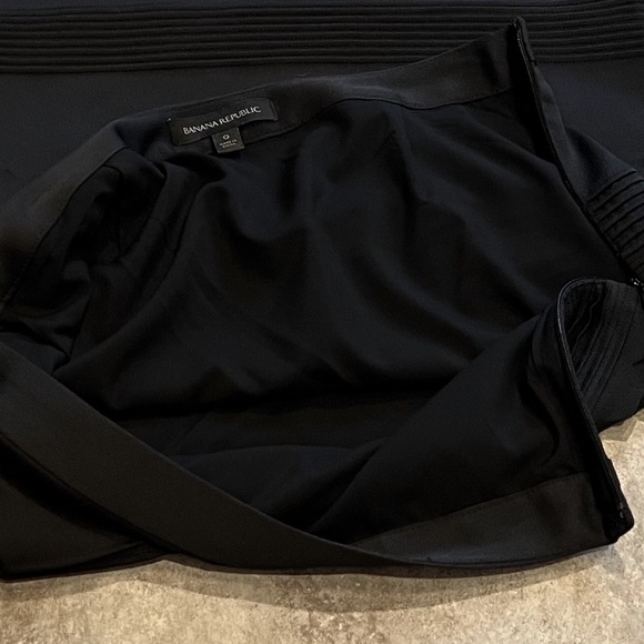 Banana Republic scalloped hem black mini skirt size 0 - Picture 4 of 8